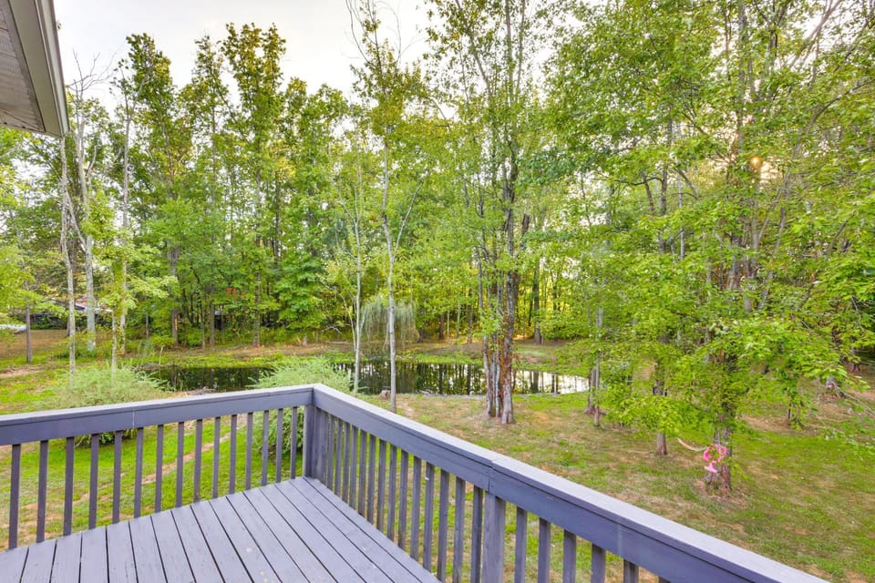 Large Yard w/ Pond: Family Retreat in New Albany! House in Jefferson Township