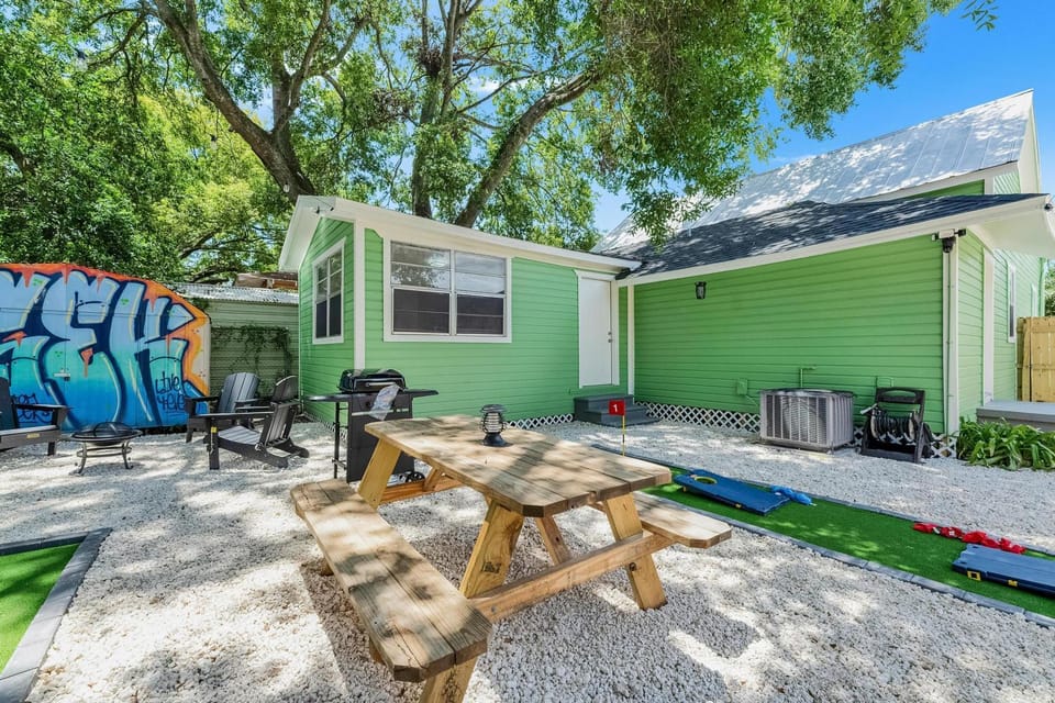 Mini Golf + Hammocks + Fire Pit House in Tampa