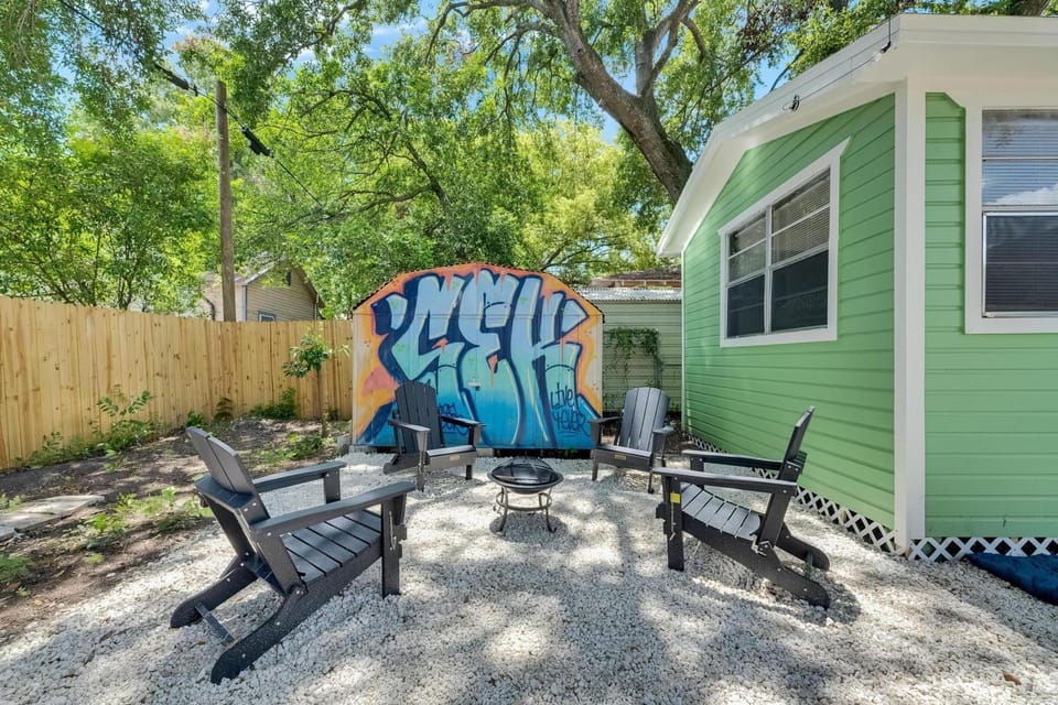 Mini Golf + Hammocks + Fire Pit House in Tampa