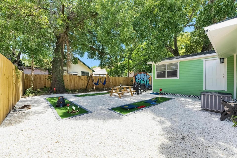 Mini Golf + Hammocks + Fire Pit House in Tampa