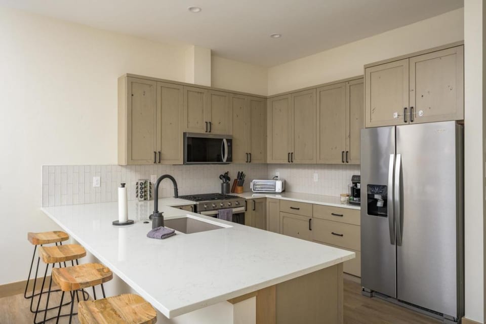 Lodge 212 Brand New LUXE Designer Home and Hot Tub House in Fraser