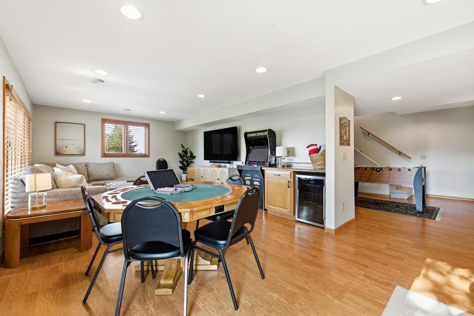 Game Room, Entertainment