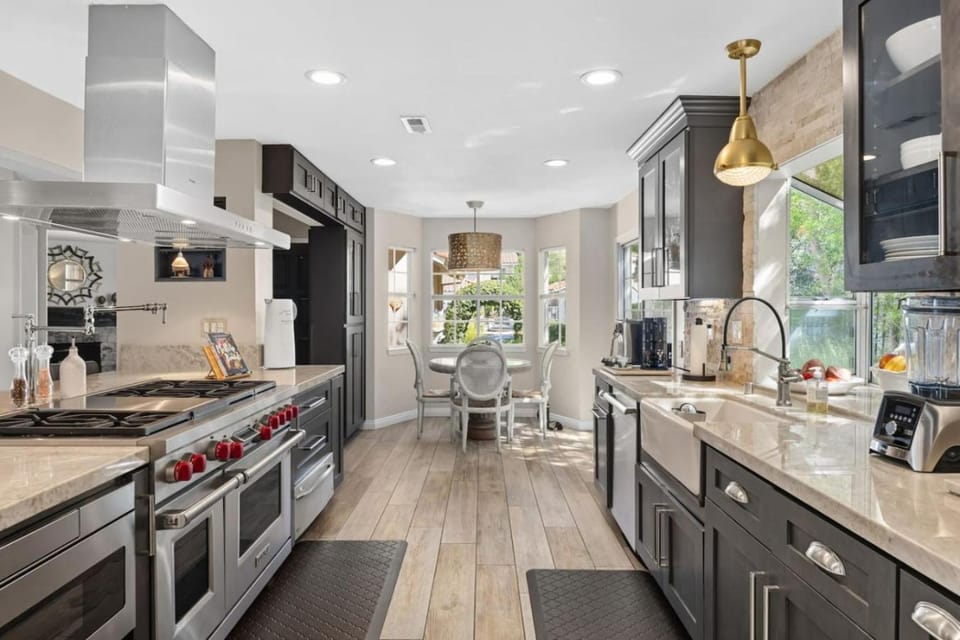 Kitchen or kitchenette, Dining area, dishwasher, oven, stove