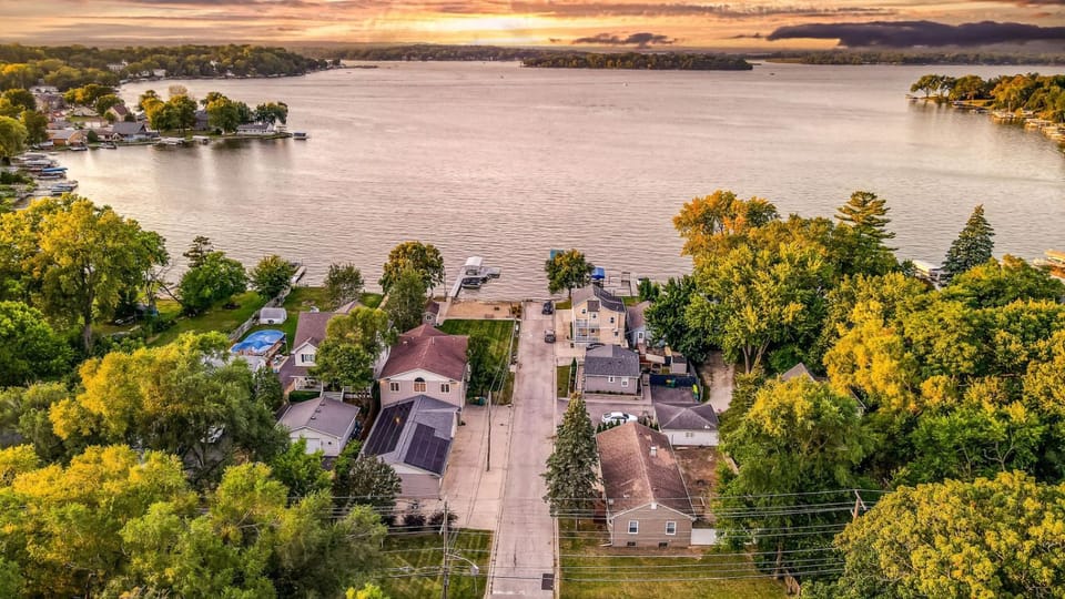 Mineola Bay Lakeview and Access - Fully Furnished Monthly & Seasonal Rental in Fox Lake House in Fox Lake