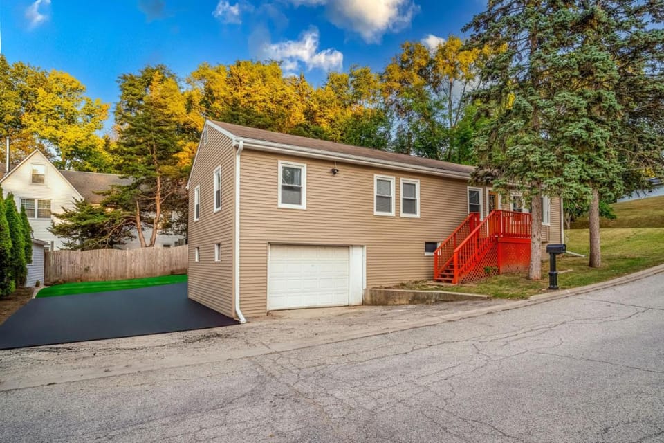 Mineola Bay Lakeview and Access - Fully Furnished Monthly & Seasonal Rental in Fox Lake House in Fox Lake