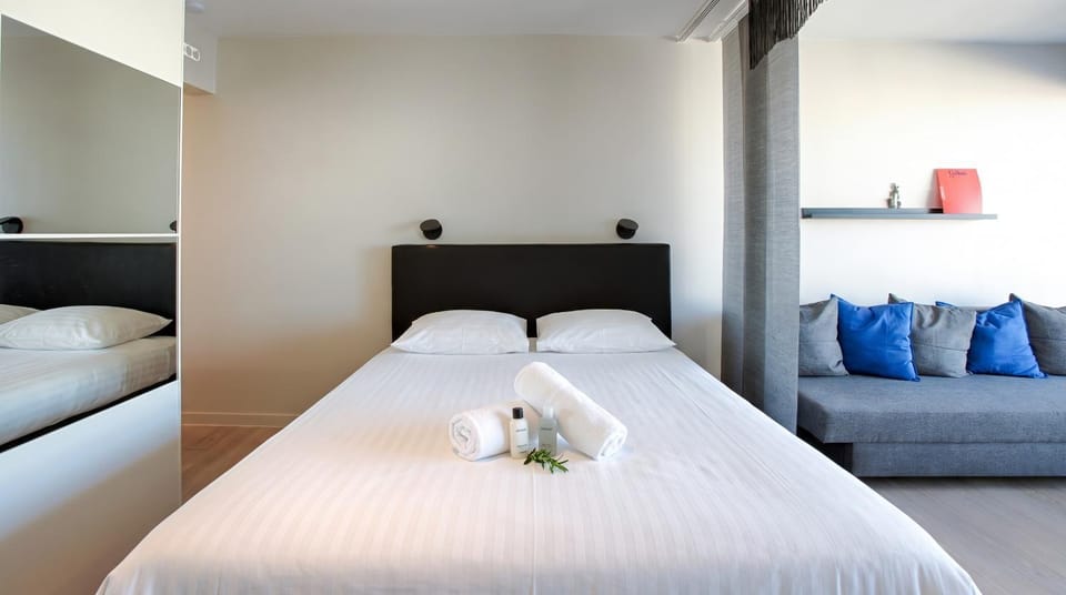 Bed, Photo of the whole room, Seating area, Bedroom, wardrobe