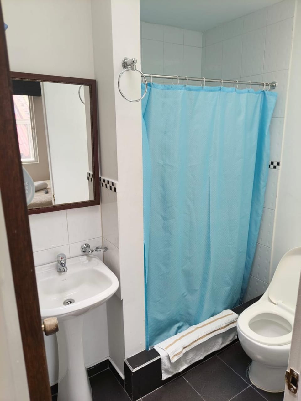Shower, Toilet, Bathroom, towels