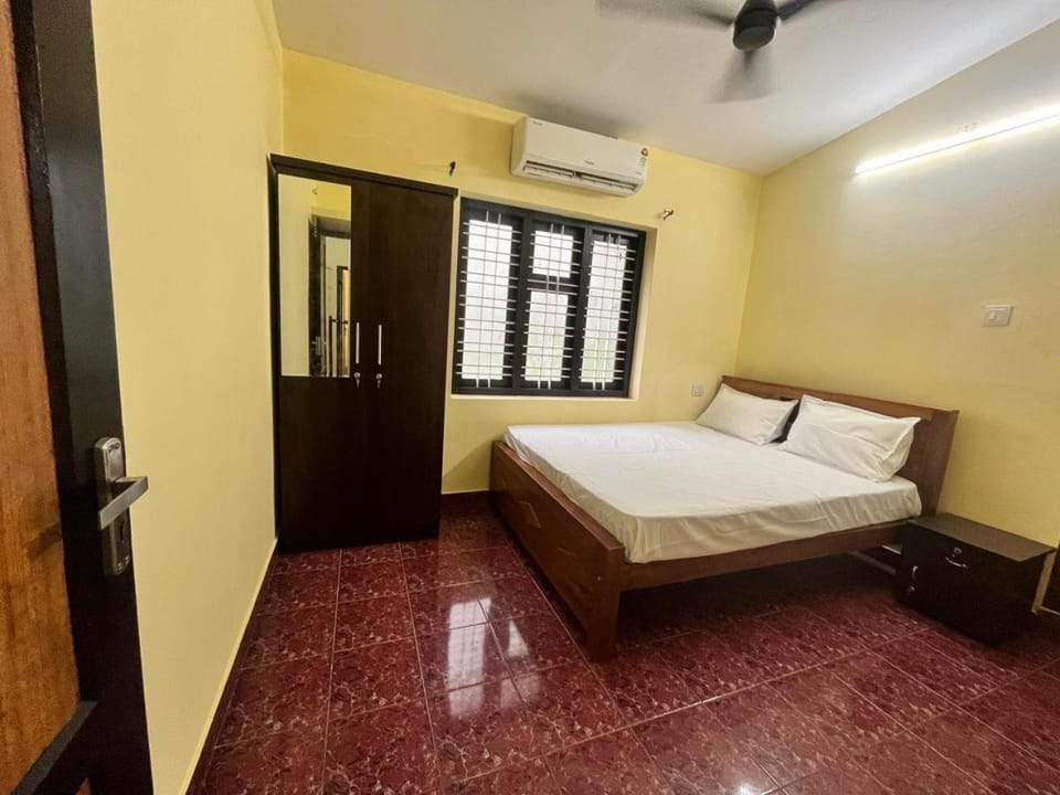 Bed, Photo of the whole room, Bedroom, air conditioner