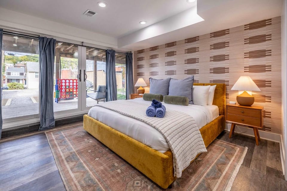 Modern Retreat With Dedicated Parking 2 King Beds Arcade BBQ House in Pittsburgh