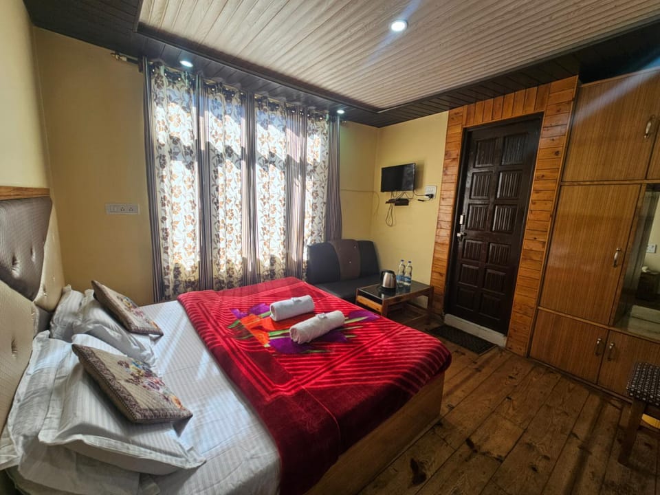 Bed, TV and multimedia, Bedroom, towels