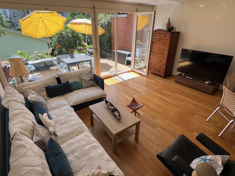 TV and multimedia, Balcony/Terrace, Living room, Seating area, Dining area