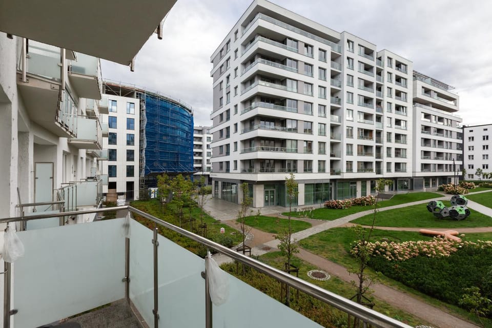 Property building, Day, Balcony/Terrace
