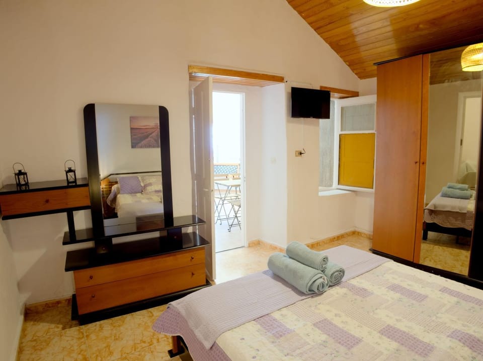 Bed, TV and multimedia, Photo of the whole room, Bedroom, towels