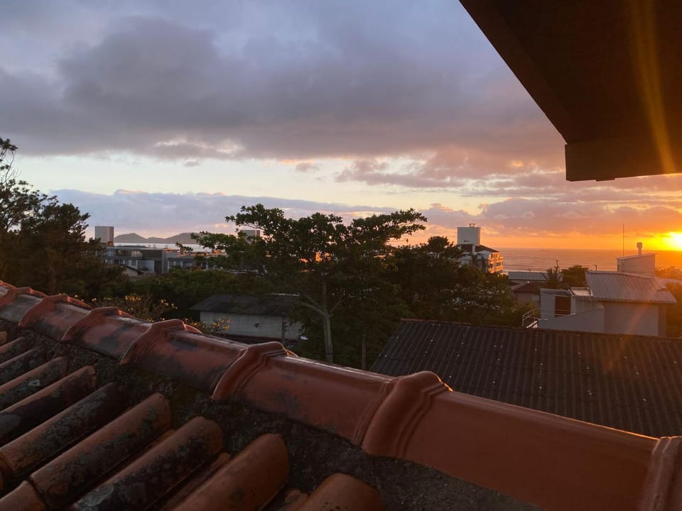Casa Mar Alto Morro das Pedras a 180m da praia com vista mar, cozinha completa, estacionamento e vibe tranquila no sul da ilha COMPARTILHADA Vacation rental in Florianopolis