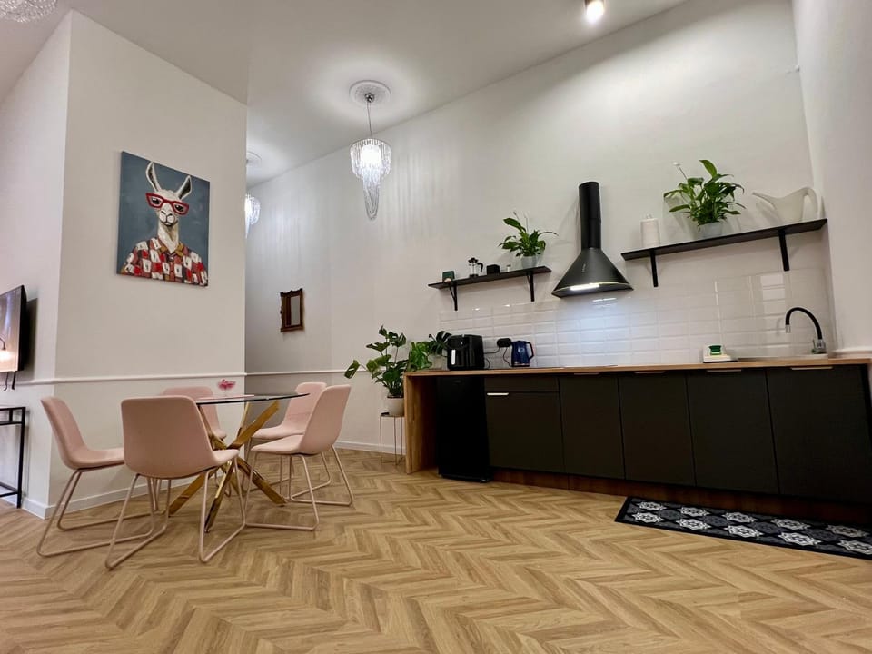 Kitchen or kitchenette, Dining area