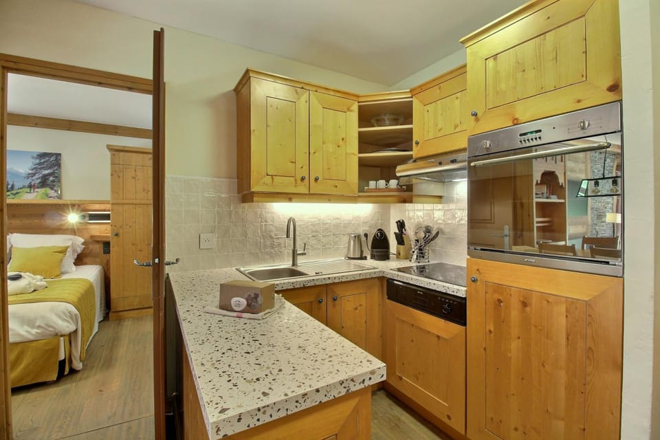 Bed, Coffee/tea facilities, Kitchen or kitchenette, Photo of the whole room, Bedroom, oven, stove