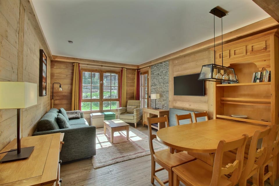 TV and multimedia, Kitchen or kitchenette, Living room, Seating area, Dining area