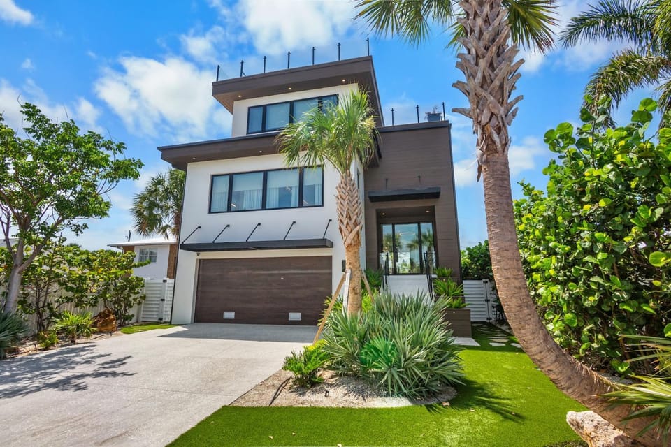 Knot A Basic Beach House House in Lido Key
