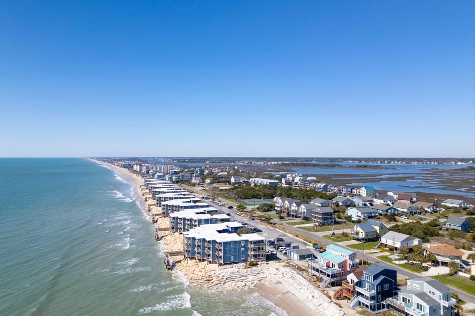 Steps to Sand! 3rd-Floor North Topsail Beach Condo House in North Topsail Beach