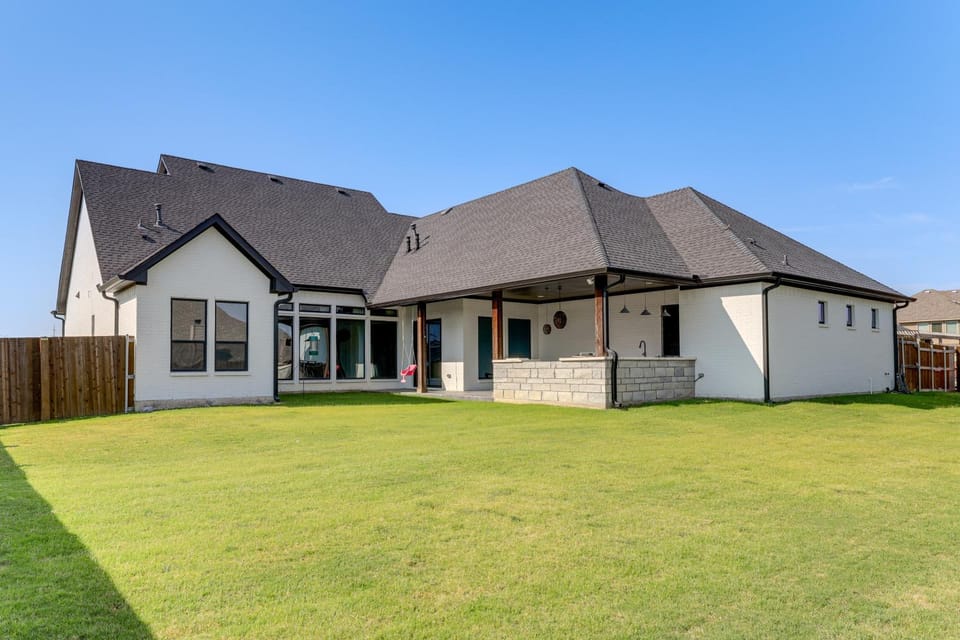 Luxe Retreat with Patio and Fenced Yard in Waxahachie! House in Waxahachie