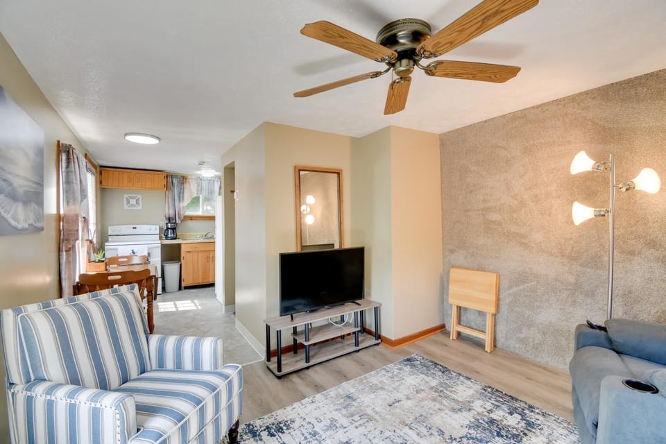 Riverfront Couple's Retreat, 3 Mi to Seneca Lake! Apartment in Fayette