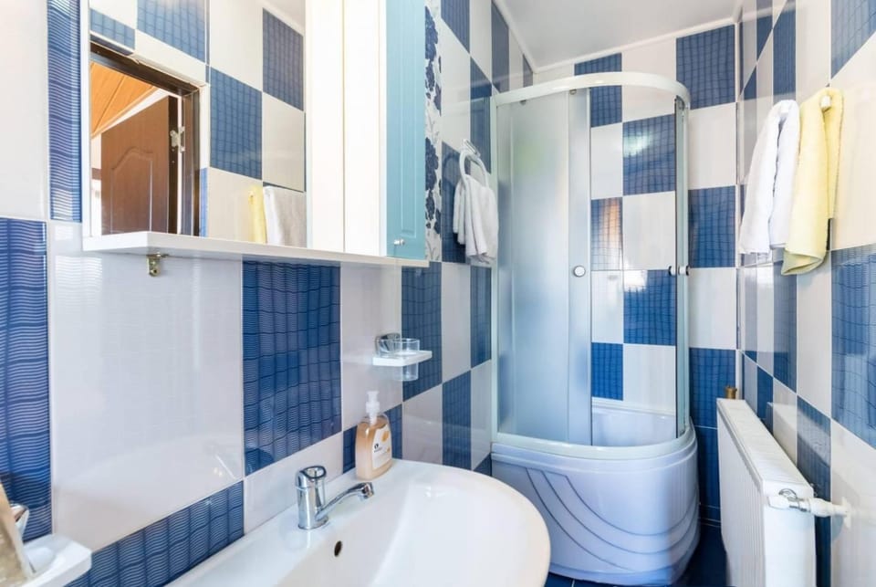 Shower, Toilet, Bathroom, towels