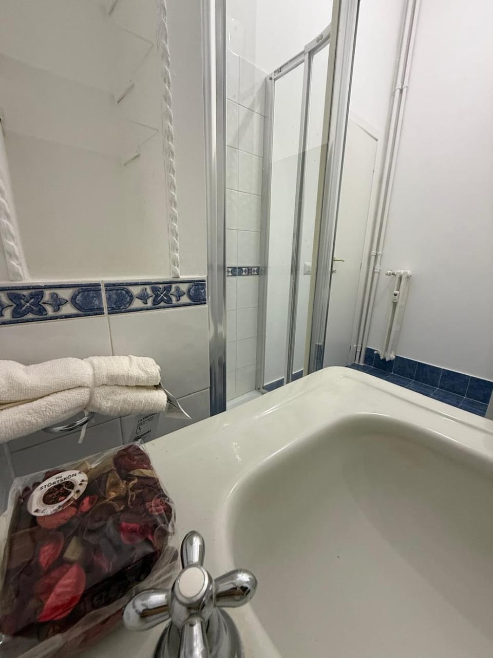 Shower, Bathroom, towels