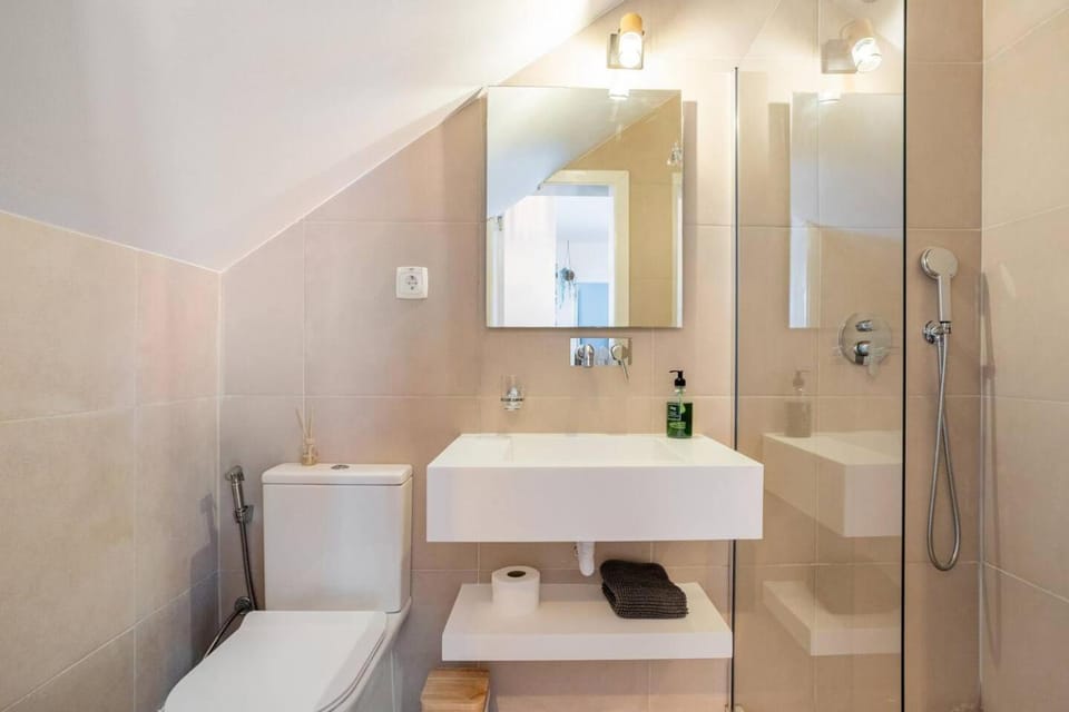Shower, Toilet, Bathroom, towels