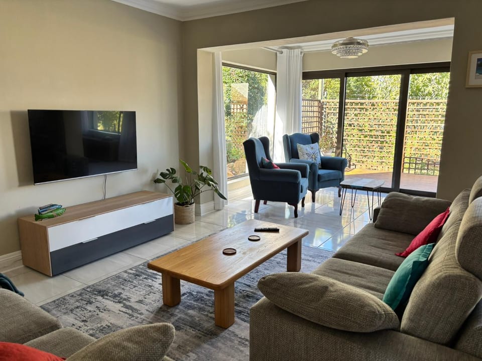 Communal lounge/ TV room, TV and multimedia, Living room, Seating area