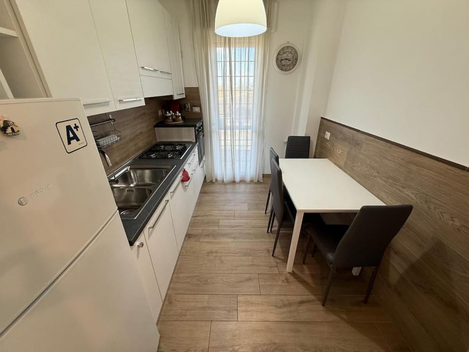 Coffee/tea facilities, Kitchen or kitchenette, Dining area, oven, stove