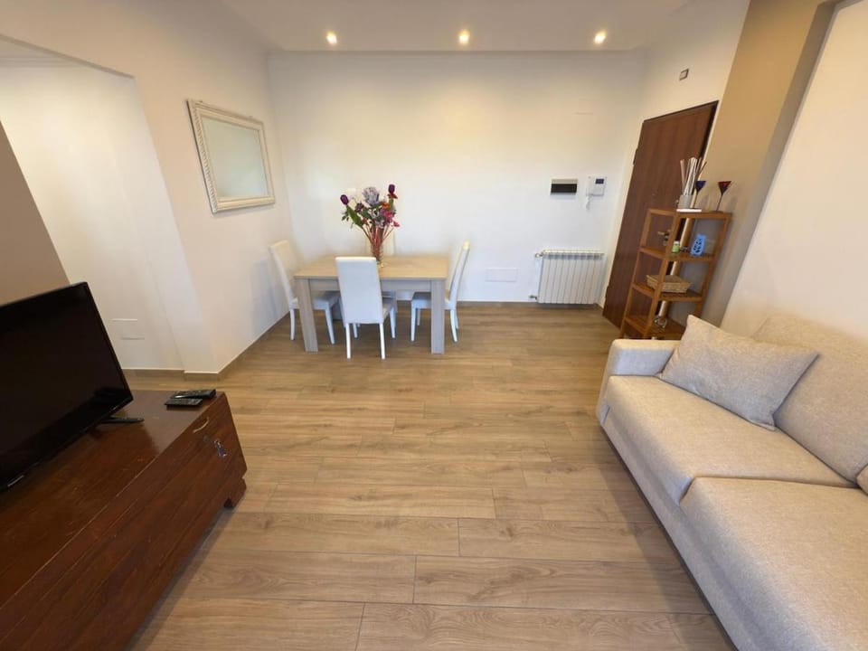 TV and multimedia, Living room, Seating area, Dining area