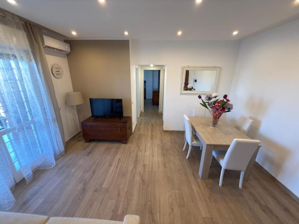 TV and multimedia, Living room, Seating area, Dining area, air conditioner