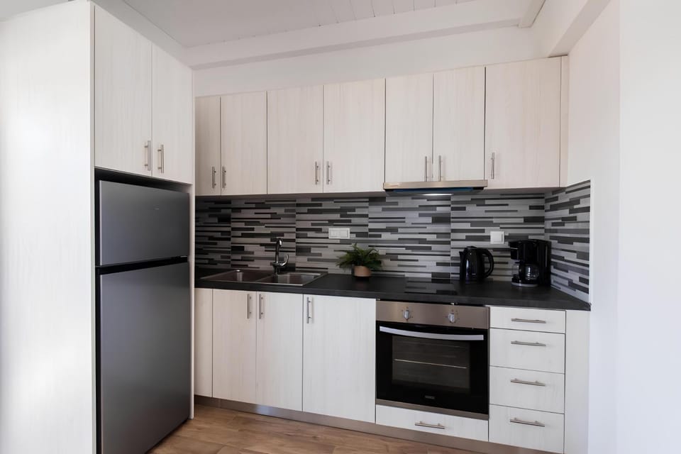 Coffee/tea facilities, Kitchen or kitchenette, oven, stove