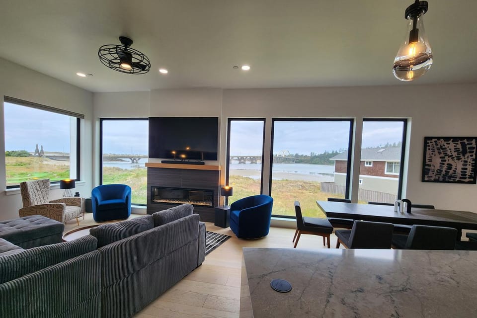 Spectacular Bridge and Bay Views! Bay's Edge! House in Waldport