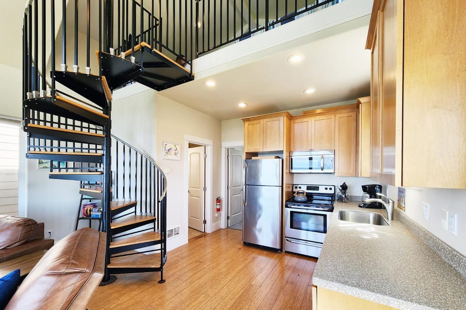 Ocean Front Cottage! Dog Friendly! - Beach Nut House in Oregon