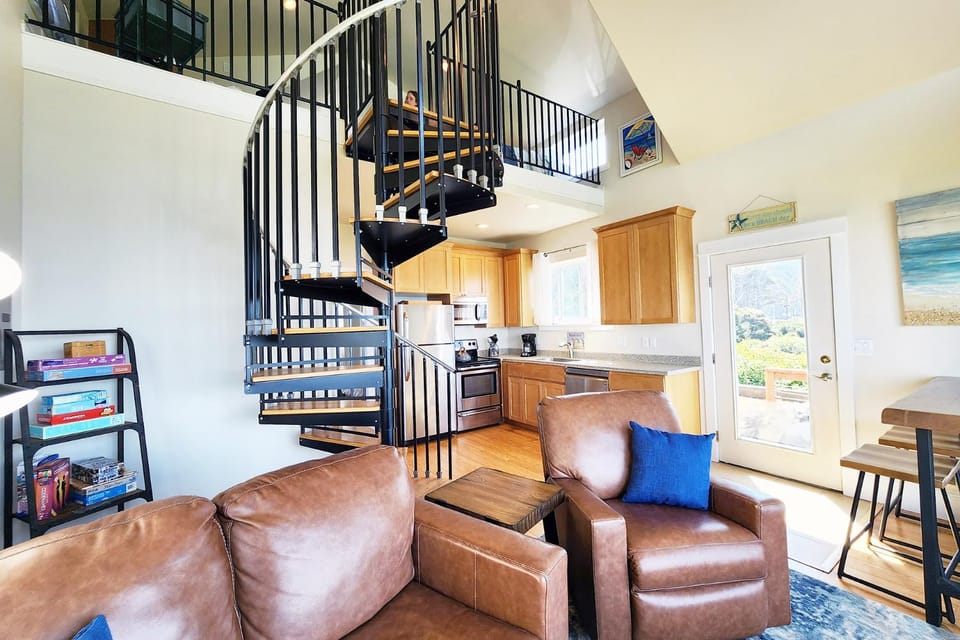Ocean Front Cottage! Dog Friendly! - Beach Nut House in Oregon