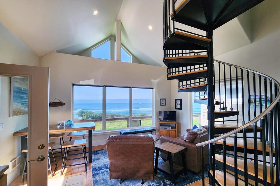 Ocean Front Cottage! Dog Friendly! - Beach Nut House in Oregon