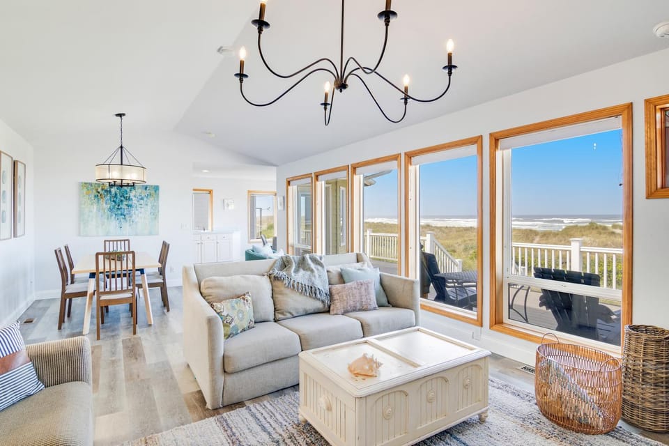 Ocean Front with Hot Tub, Dog Friendly! Beach Time House in Oregon