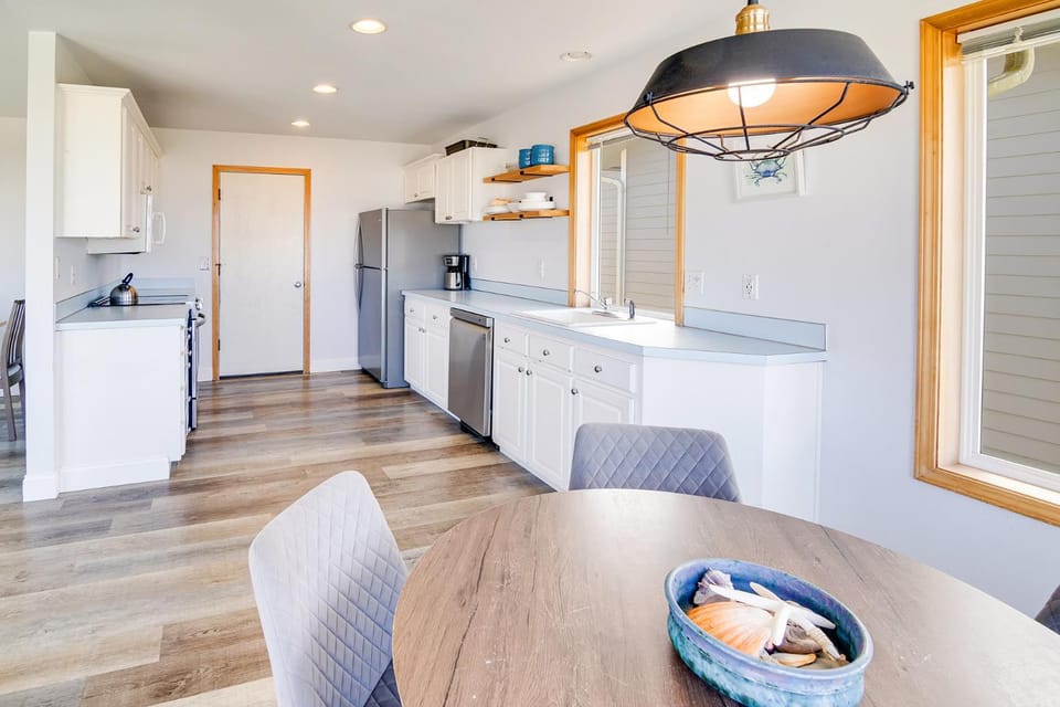 Ocean Front with Hot Tub, Dog Friendly! Beach Time House in Oregon