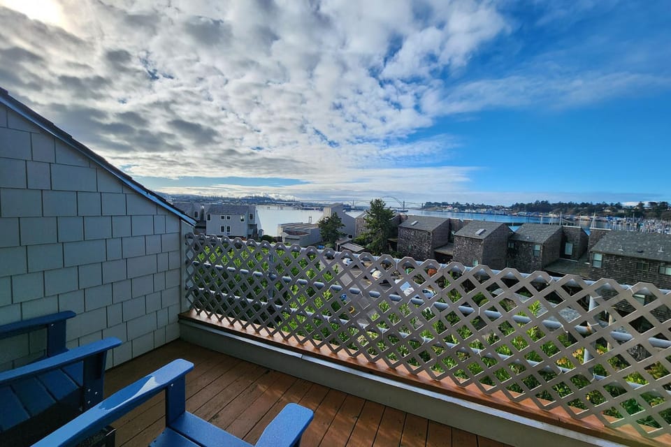Historic Bayfront! Stellar Bridge & Bay Views! Bay Dreaming House in Newport