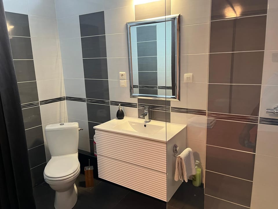 Shower, Toilet, towels