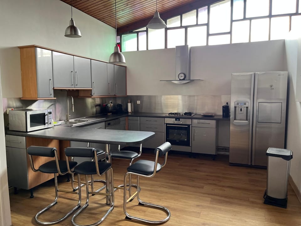 Kitchen or kitchenette, Dining area, oven, pet friendly, stove