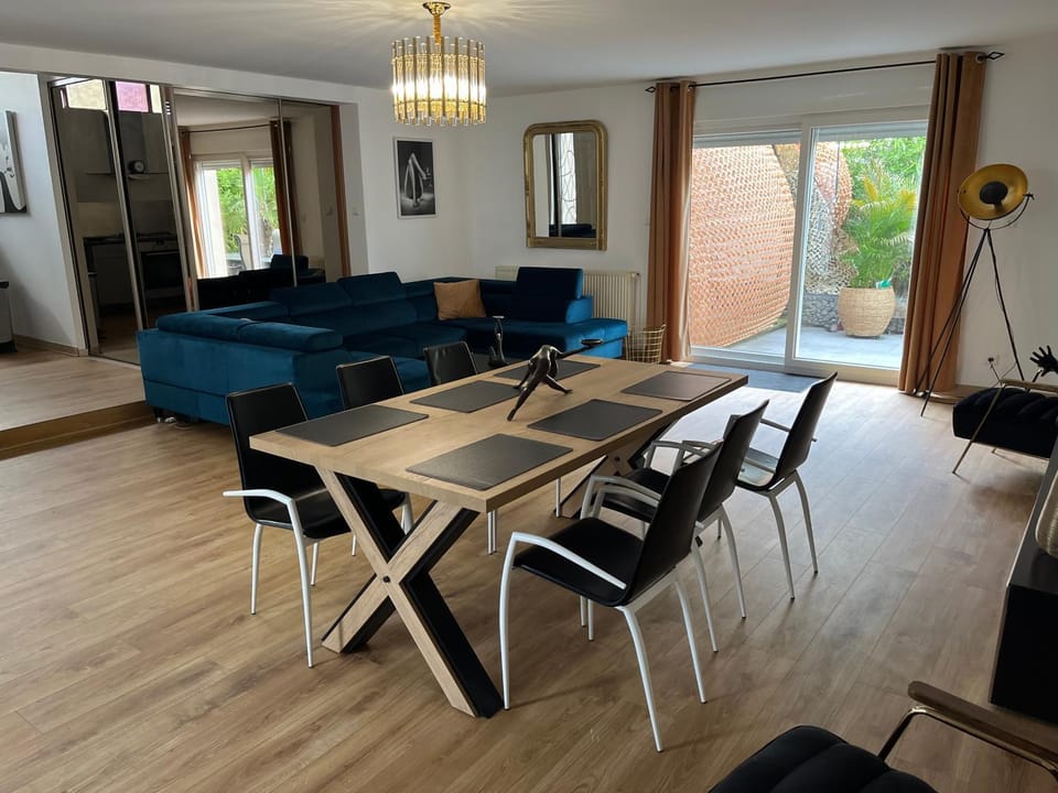 Living room, Dining area