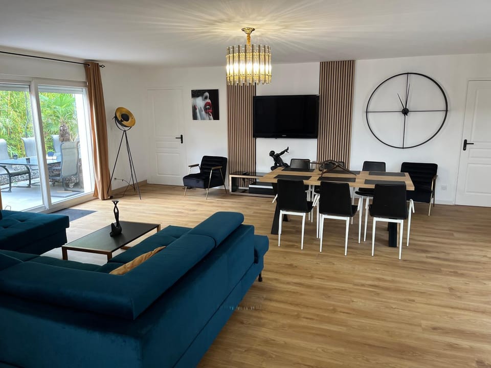 Living room, Dining area