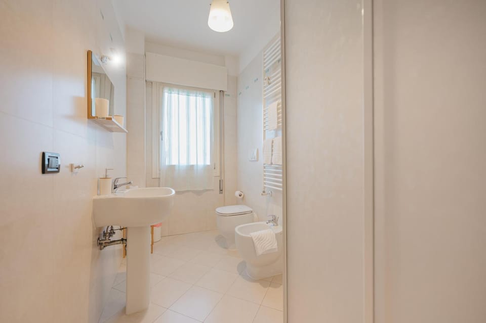 Shower, Toilet, Bathroom, bidet, towels