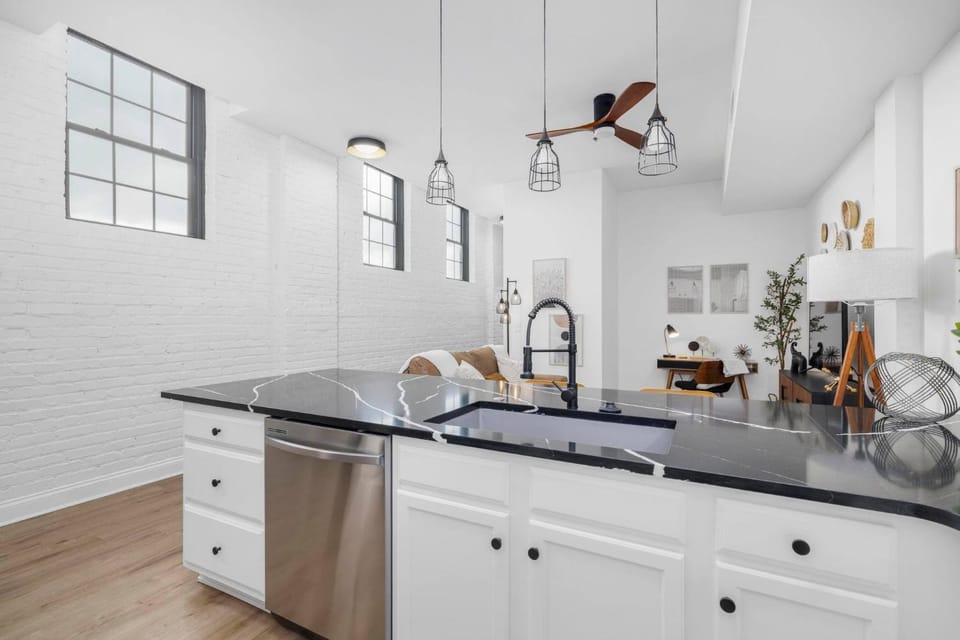 Coffee/tea facilities, Kitchen or kitchenette, Dining area, kitchen