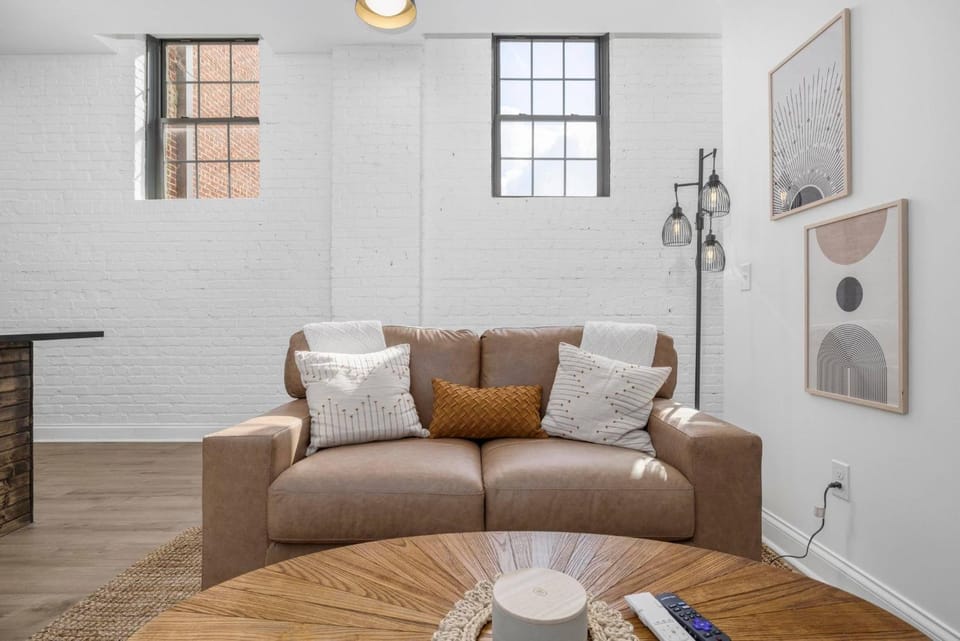 Neighbourhood, Living room, Photo of the whole room, Seating area, City view