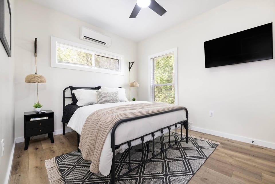 Bed, Photo of the whole room, Bedroom