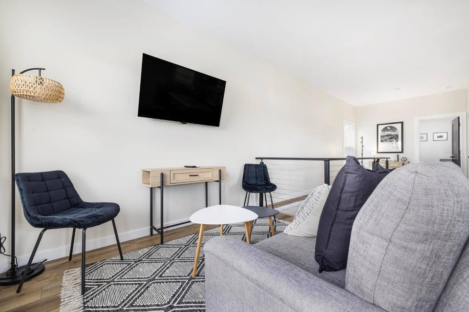 Communal lounge/ TV room, TV and multimedia, group of guests, Family