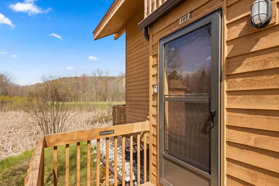 'Escape Plan' great location for year round fun Apartment in Michigan